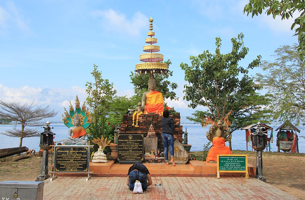 Wat-Tilok-Aram-Phayao-prayers