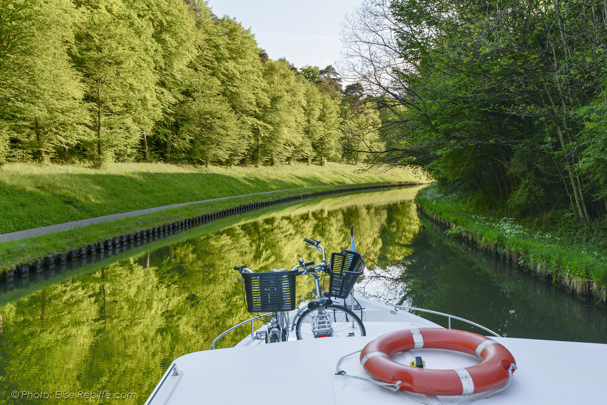 Naviguation en pénichette sur "le canal de la Marne au Rhin", Alsazia (France)